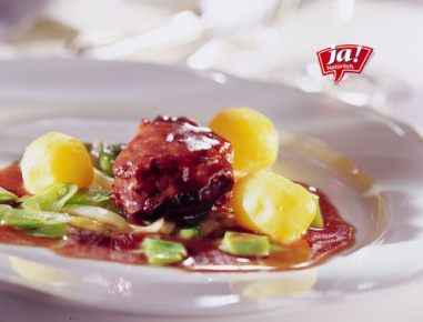 Geschmorte Kalbsbackerl mit Zwiebel-Bohnen-Ragout und Dampferdäpfel