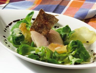 Vogerlsalat mit Erdäpfeldressing und geräuchertem Forellenfilet