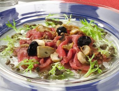 Rindscarpaccio mit Olivenmarinade