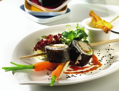Sushi vom geräucherten Tofu mit Blattsalaten und Wasabisoße