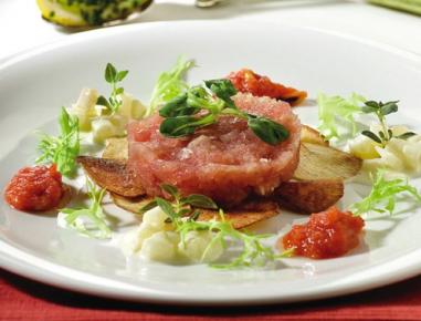 Thunfischtartar mit Topinambur und Tomatenpesto