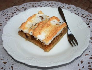 Apfelkuchen mit Schneehaube