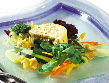 Gemüse-Kräuter-Tartar im Polentamantel
