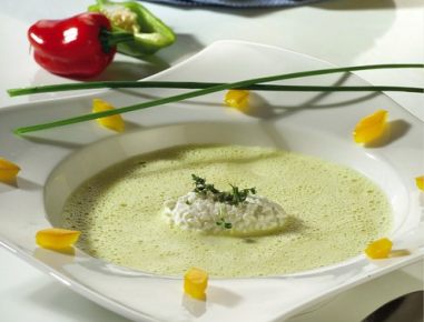 Gelbe Paprikasuppe mit Ricottanockerln