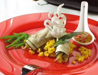 Orientalischer Reis mit gefüllter Auberginenroulade