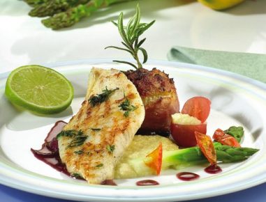 Gegrilltes Steinbuttfilet auf Zwiebelpüree