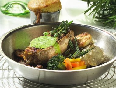 Kalbsrückenfilet mit Käsepudding in Petersiliensoße