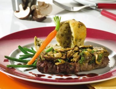 Entrecôte in der Pilzkruste auf Zweigeltsoße mit Erdäpfel-Lauch-Buchteln
