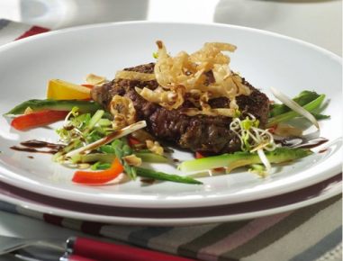 Orientalisches Gemüse mit gegrilltem Entrecôte und Balsamico-Rotwein-Soße
