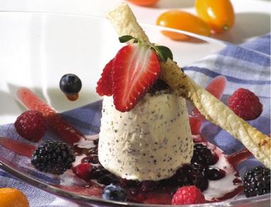 Mohnparfait mit Rumbeeren