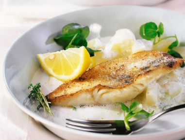 Zanderfilet mit Kohlrabi und Kresse in Weißweinsauce