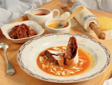 Dattelstrudel mit Karamellsauce