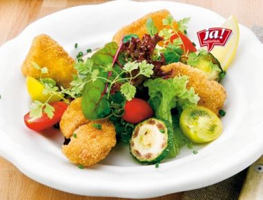 Backhendlsalat mit gebratenen Zucchini und Paradeisern