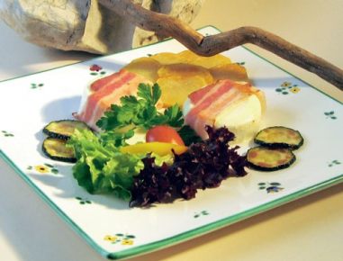 Schafkäse im Speckmantel