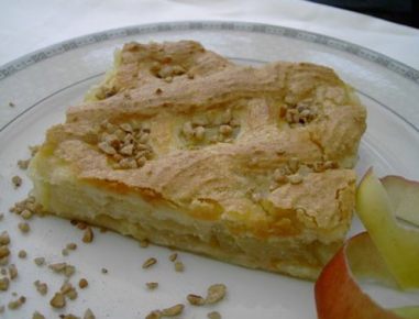 Weihnachtlicher Apfel-Blechkuchen mit Marzipan