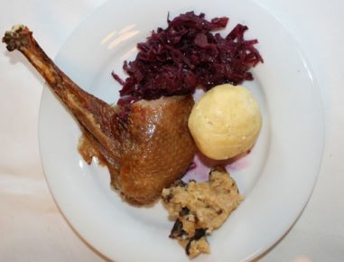 Gegrillte Gans mit Semmelfüllung