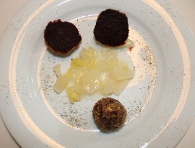 Rote Rüben in der Nusskruste mit Birnen-Ingwer-Ragout