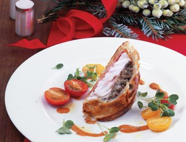 Zanderfilet mit Pilzen im Blätterteig und Basilikum-Tomaten