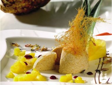 Karamellisierter Grießflammeri mit Ananas