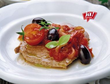 Oliven-Paradeiserkalbsschnitzel mit Kräuterpenne