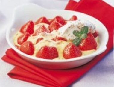 Gratinierte Erdbeeren mit Cremefine-Krokant-Nockerln
