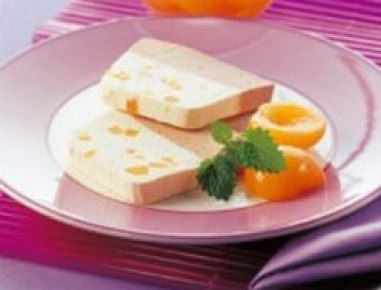 Eisparfait mit Marillen und Nougat