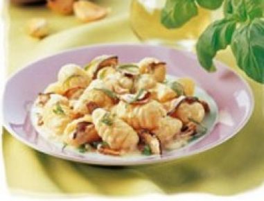 Gnocchi mit cremigen Steinpilzen und Basilikum