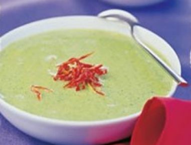 Zucchinicremesuppe mit getrockneten Tomaten