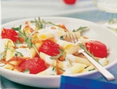 Penne mit Pinienkernen, Parmaschinken und Rucola
