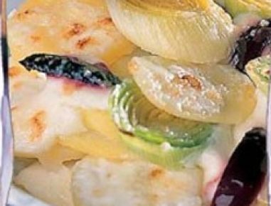 Erdäpfelgratin mit Lauch und Oliven