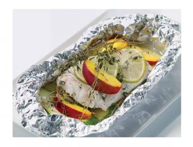 Kabeljaufilet auf dem Gemüse-Früchtchen-Bett