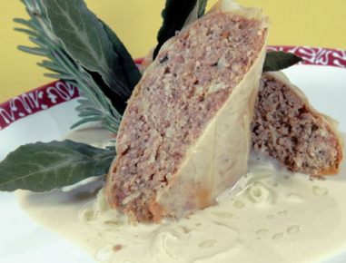 Fleischstrudel mit Zwiebelsauce