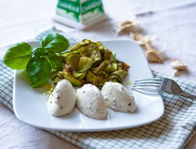 Ziegenfrischkäsenockerl auf gegrillten Zucchinistreifen