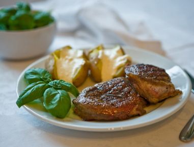 Gegrilltes Steak mit Folienkartoffel