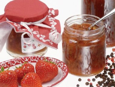 Erdbeermarmelade mit Pfefferkörnern