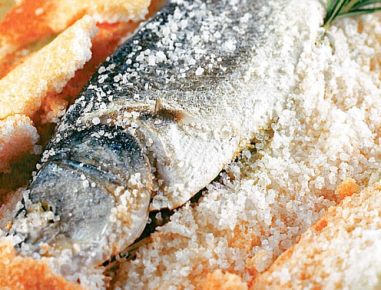 Branzino mit Kräuterfülle in der Salzkruste