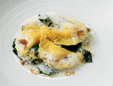 Frischkäsravioli mit brauner Butter und Spinat