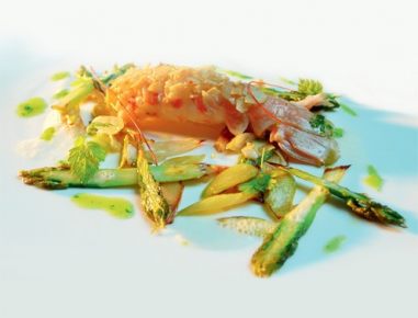 Langostinos mit Mandeln auf gebratenem Spargel