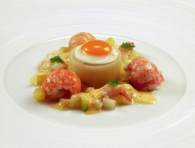 Spargelflan mit Flusskrebsen und Wachtelspiegelei