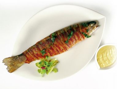 Bachforelle im Speckmantel mit handgerührter Polenta