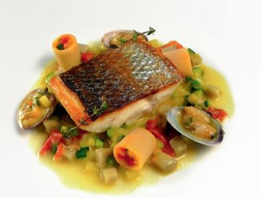 Knuspriger Wolfsbarsch auf Fenchel-Muscheln