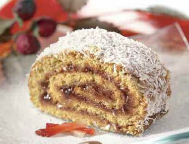 Biskuitroulade mit Marillenmarmelade