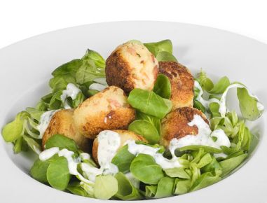 Grießknödel frittiert mit leichter Joghurtsauce