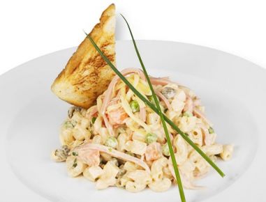Bunter Nudelsalat mit Rahmdressing