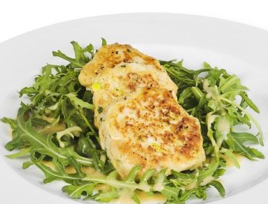 Fischlaibchen auf Ruccola mit süßer Senfsauce