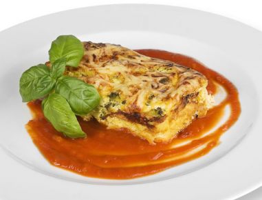 Überbackener Brokkoliauflauf mit Tomatensauce