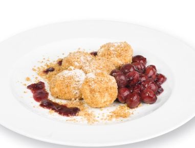 Topfenknödel mit Weichselröster