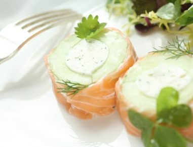 Lachs-Philadelphia-Roulade mit Gartengurke