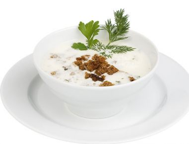 Weiche Rahmsuppe mit frischen Kräutern