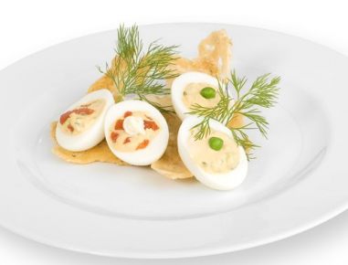 Gefüllte Eier mit Parmesankörbchen
